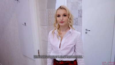 O tânără studentă își înșeală iubitul cu prietenul lui | POV și ejaculează în păsărica ei!